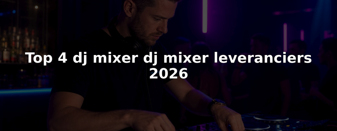 Een dj draait aan de knoppen van zijn mengpaneel in de studio.