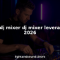 Een dj draait aan de knoppen van zijn mengpaneel in de studio.