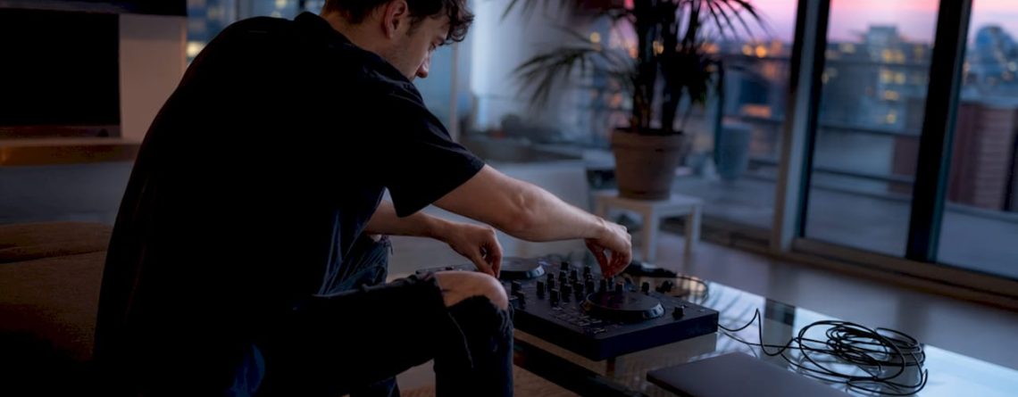 Een beginnende DJ richt zijn thuisstudio in