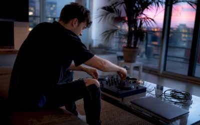 Een beginnende DJ richt zijn thuisstudio in