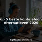 Een vrouw zit aan haar bureau met draadloze koptelefoon op en werkt op haar tablet.