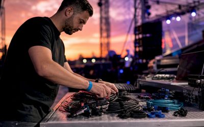 DJ ruimt kabels netjes op in de studio