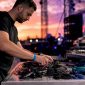 DJ ruimt kabels netjes op in de studio