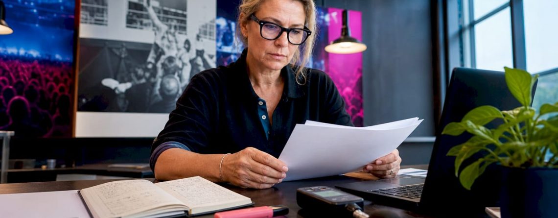 De eventmanager verdiept zich in de regelgeving rondom geluidsniveaus en bekijkt de bijbehorende documentatie.