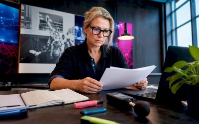 De eventmanager verdiept zich in de regelgeving rondom geluidsniveaus en bekijkt de bijbehorende documentatie.