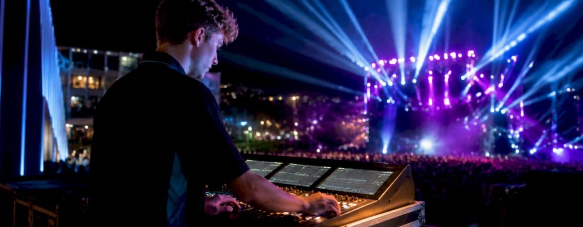 Tijdens het evenement zorgt de lichttechnicus voor sfeervolle verlichting en spectaculaire effecten.