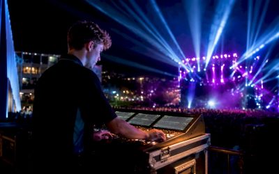 Tijdens het evenement zorgt de lichttechnicus voor sfeervolle verlichting en spectaculaire effecten.