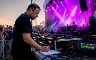 De geluidstechnicus checkt of de limiter goed staat afgesteld in de concertzaal.