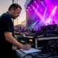 De geluidstechnicus checkt of de limiter goed staat afgesteld in de concertzaal.