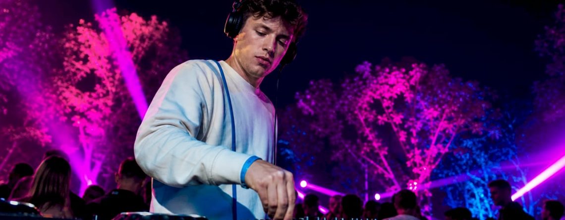 DJ draait op het podium met een draadloze headset