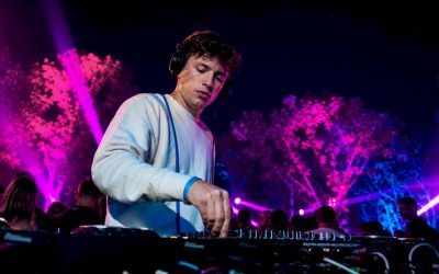 DJ draait op het podium met een draadloze headset