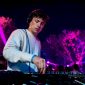 DJ draait op het podium met een draadloze headset