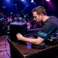 Een DJ stelt het geluid van de monitor in achter de draaitafels in een club.