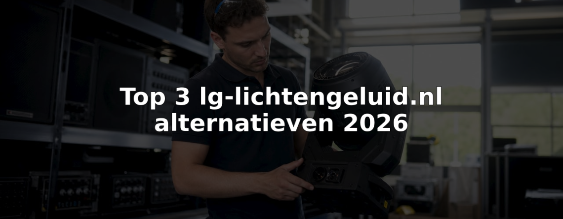 Een technicus controleert het podiumlicht in het magazijn.