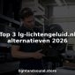 Een technicus controleert het podiumlicht in het magazijn.