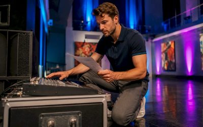 De organisator loopt de professionele geluidsinstallatie op locatie grondig na.