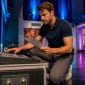 De organisator loopt de professionele geluidsinstallatie op locatie grondig na.