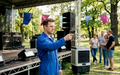 Een technicus houdt de temperatuur van de apparatuur op het podium goed in de gaten.