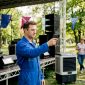 Een technicus houdt de temperatuur van de apparatuur op het podium goed in de gaten.