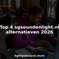 Een DJ die thuis rustig achter zijn laptop zit en online op zoek gaat naar nieuwe audioapparatuur.