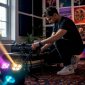 Een DJ stelt de kleurrijke verlichting af in zijn thuisstudio.