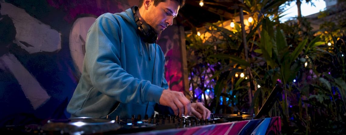 DJ sorteert en beheert zijn muziekbibliotheek op de DJ-controller
