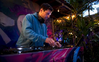 DJ sorteert en beheert zijn muziekbibliotheek op de DJ-controller
