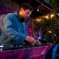 DJ sorteert en beheert zijn muziekbibliotheek op de DJ-controller
