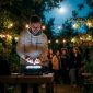 Een DJ die bezig is met het opstellen van betaalbare lichtapparatuur voor een gave lichtshow.