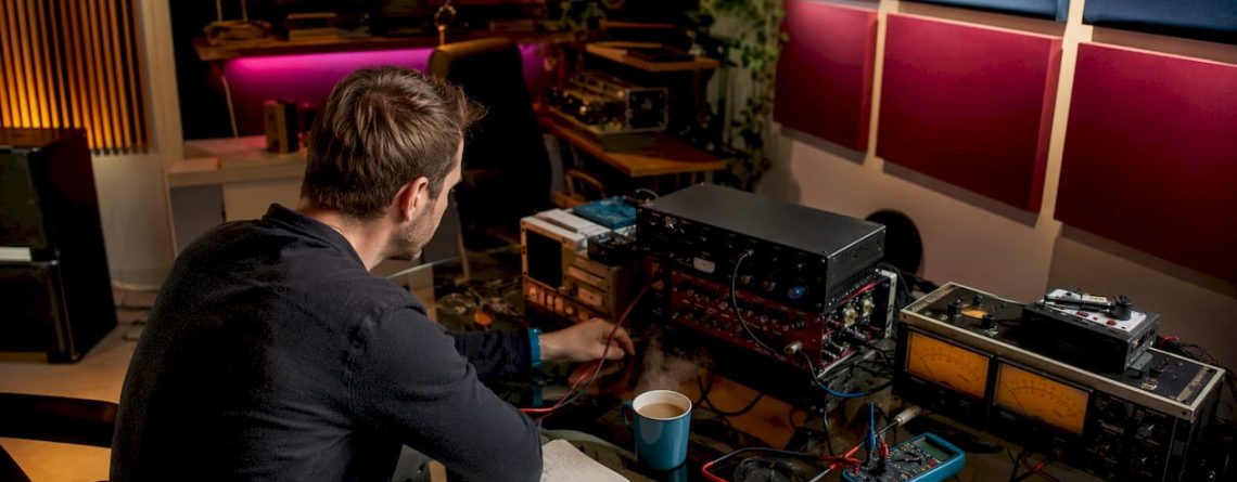 Een technicus gaat op zoek naar de oorzaak van een brom in het audiosysteem.