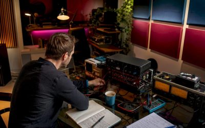 Een technicus gaat op zoek naar de oorzaak van een brom in het audiosysteem.