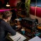 Een technicus gaat op zoek naar de oorzaak van een brom in het audiosysteem.