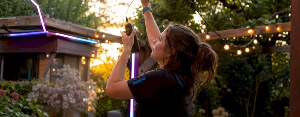 Vrouw hangt sfeervolle festivalverlichting op in huis