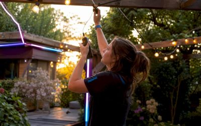 Vrouw hangt sfeervolle festivalverlichting op in huis