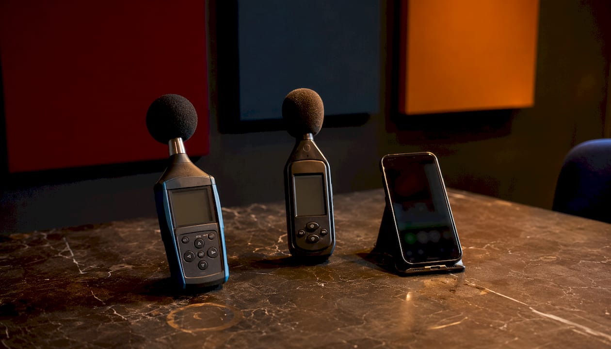 Verschillende SPL-meters netjes naast elkaar op tafel uitgestald
