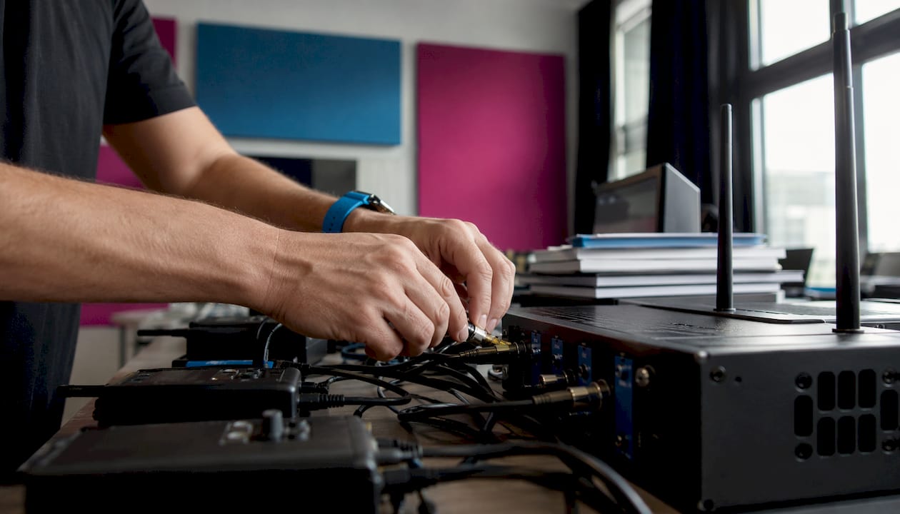 Sluit de intercom beltpack aan op het basisstation