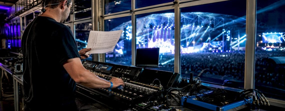 Technicus voor het ontwerpen en aanleggen van bekabelingsschema’s voor intercomsystemen in theaters