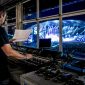 Technicus voor het ontwerpen en aanleggen van bekabelingsschema’s voor intercomsystemen in theaters