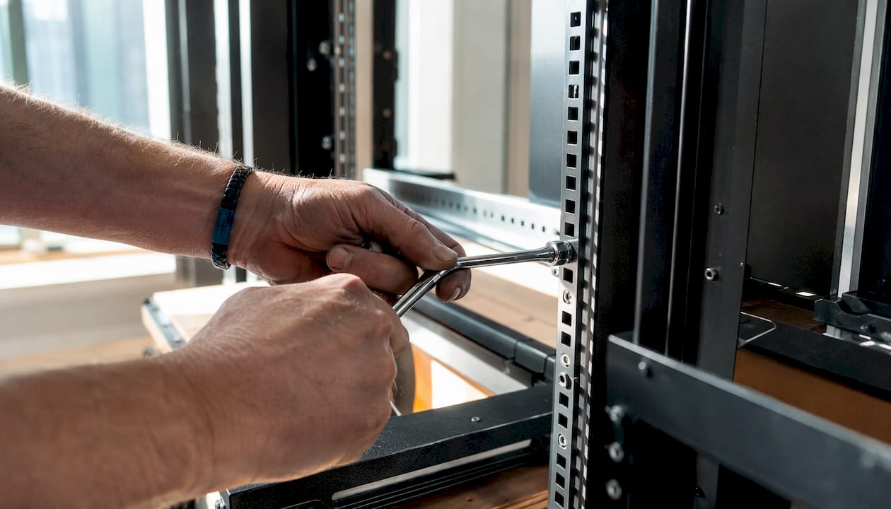 Detailfoto van handen die rackrails monteren