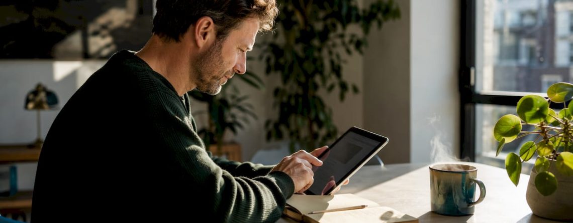 Man bekijkt verschillende alternatieven voor hppl.nl op zijn tablet