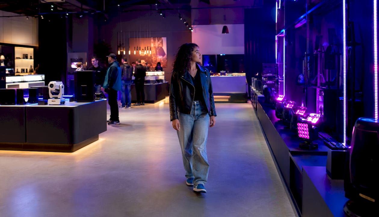 Een vrouw neemt een kijkje in de showroom van de Light & Sound Factory.