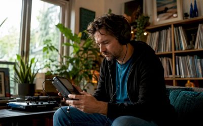 Man controleert geluidsniveau thuis met een decibelmeter