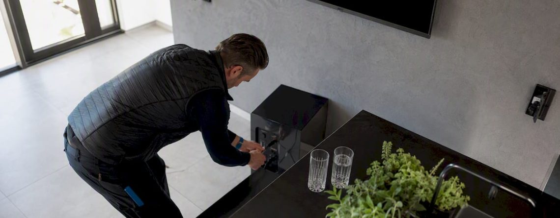 Man voorziet zijn woonkamer van een nieuw surround sound systeem