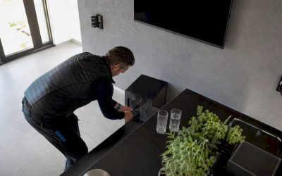 Man voorziet zijn woonkamer van een nieuw surround sound systeem