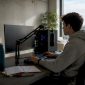 Jonge gamer praat via microfoon achter zijn computer