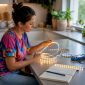 Vrouw probeert verschillende led-strips uit in haar woonkamer