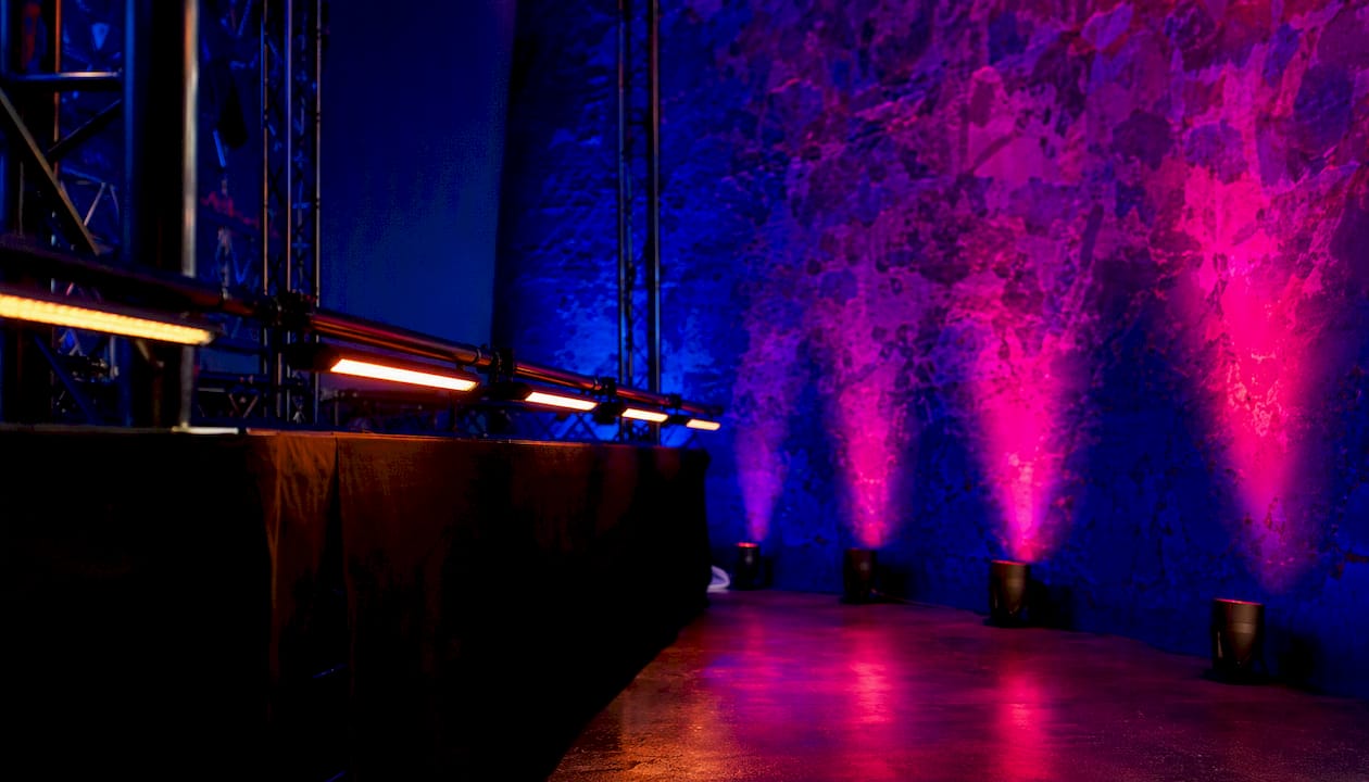 De ruimte wordt sfeervol verlicht door LED-balken en uplights.