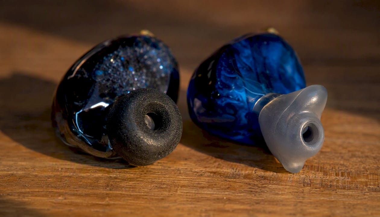 Detailfoto van universele en op maat gemaakte IEM-oordopjes