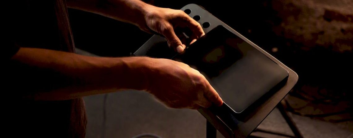 Een muzikant zet zijn tablet en voetpedaal klaar om de bladmuziek digitaal te kunnen lezen.