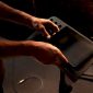 Een muzikant zet zijn tablet en voetpedaal klaar om de bladmuziek digitaal te kunnen lezen.
